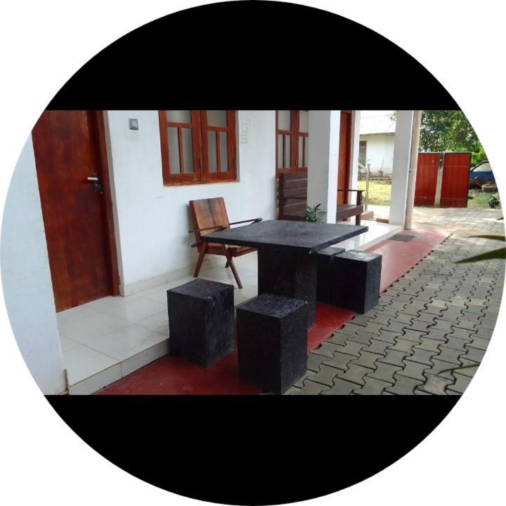 Dinesh Guest House Kataragama Eksteriør billede