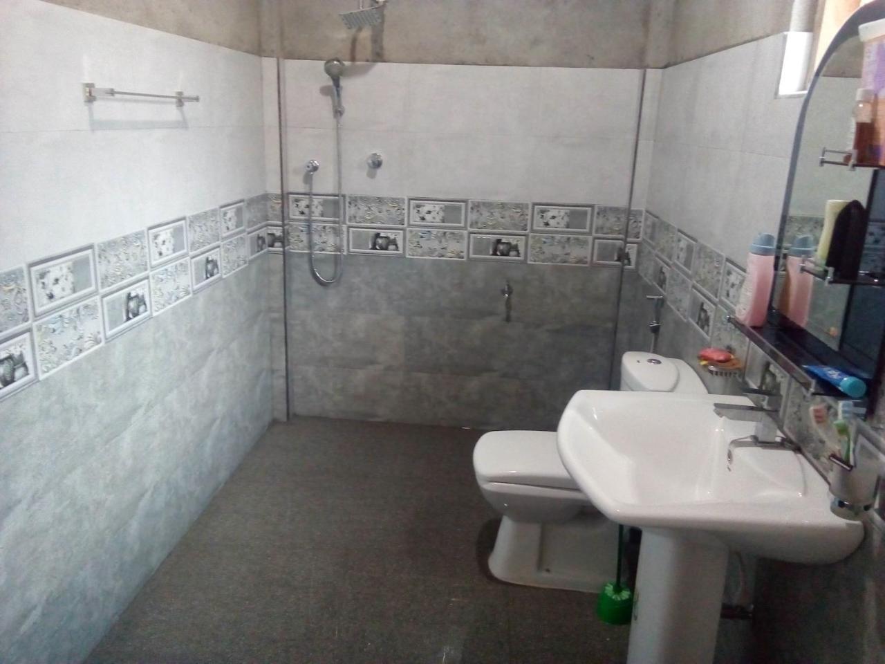 Dinesh Guest House Kataragama Eksteriør billede