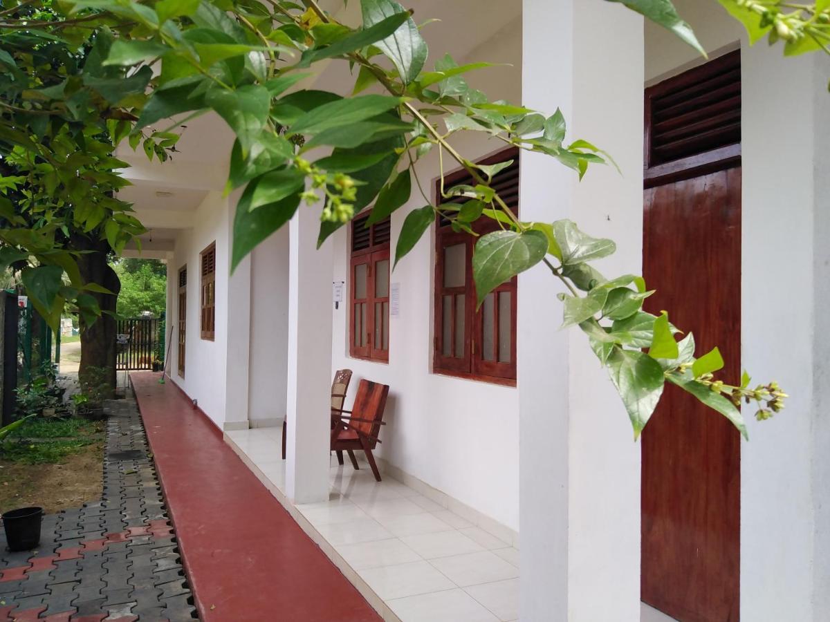 Dinesh Guest House Kataragama Eksteriør billede